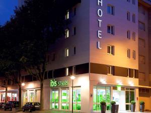 ヴィルールバンヌにあるIbis Styles Lyon Villeurbanne Parc de la Tête d'Orの目の前に売り上げの看板がある建物