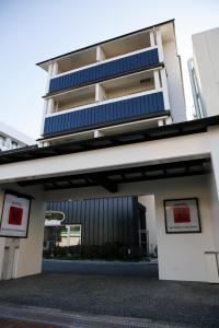 白浜町にある新錦ホテルの青い太陽電池パネルを敷いた建物