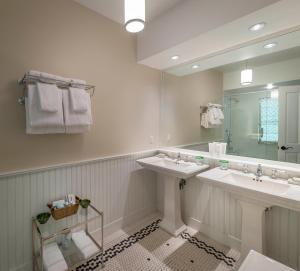 A bathroom at Dunton Town House Hotel