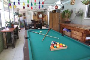Biliár nebo kulečník v ubytování Artistic Resort Like Home with Pool