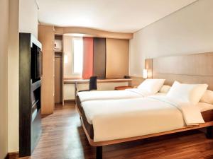 Llit o llits en una habitació de Ibis Gading Serpong 23 fotos més