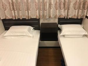 立信宾馆客房内的一张或多张床位