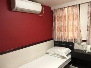 香港立信宾馆的小房间设有一张床和空调