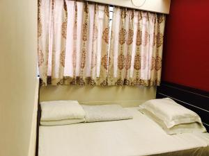 立信宾馆客房内的一张或多张床位