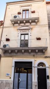 a building with a window and a balcony at Niria in Ragusa