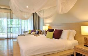 Кровать или кровати в номере Pakasai Resort