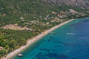 an aerial view of a beach with a group of people at Barbati Pietre Di Mare in Barbati