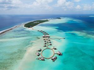 uma ilha no oceano com um grupo de resorts em Soneva Jani em Noonu