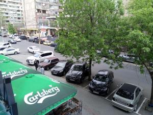 een groep auto's geparkeerd op een parkeerplaats bij Renovated One Bedroom in the Touristic Center of Yerevan in Jerevan