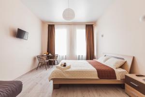 1 dormitorio con cama, mesa y ventana en Apartments near Deribasovskaya en Odesa