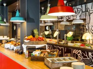 a kitchen with fruits and vegetables on a counter at Ibis Muenchen Airport Sued in Hallbergmoos