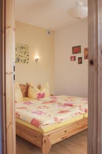 een slaapkamer met een groot bed in een kamer bij Ferienwohnung "Am Waldsaum" in Kurort Gohrisch