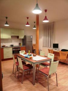 Hostel Vrba في ليوبليانا: مطبخ وغرفة طعام مع طاولة وكراسي
