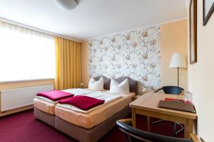 una habitación de hotel con una cama y un escritorio en Hotel Adler, en Wismar 22 fotos más