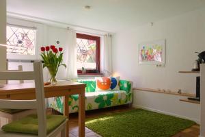 a living room with a green couch and a window at Ferienwohnung Fesenfeld Bremen Steintorviertel in Bremen