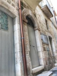 een gebouw met een deur, een raam en een pijp bij Cecenove in Capurso