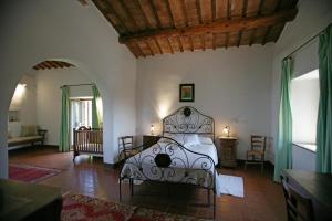 1 dormitorio con 1 cama en el centro de una habitación en Agriturismo Fonte Senesi, en Monticchiello