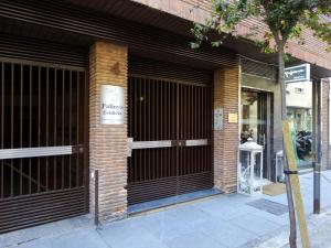una tienda frente con sus puertas abiertas en una calle en Minimalist Loft Center by gms apartamentos, en Córdoba