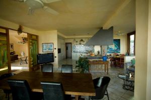 Il comprend une cuisine et un salon avec une table et des chaises. dans l'établissement Piccolo Paradiso, à Formia