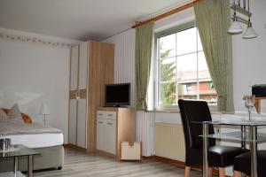 TV a/nebo společenská místnost v ubytování Apartmenthaus - Haus am Schultal,