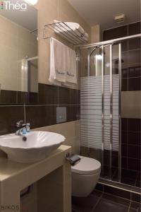 La salle de bains est pourvue d'un lavabo, de toilettes et d'une douche. dans l'établissement Marianna Hotel, à Alexandroúpolis