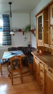 sala de estar con mesa y sofá en Ferienwohnung Rummel Selb, en Selb