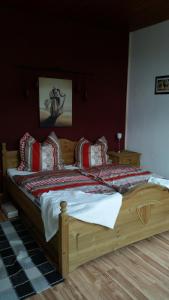 a bedroom with a wooden bed with a red and white blanket at Ferienwohnung Rummel Selb in Selb