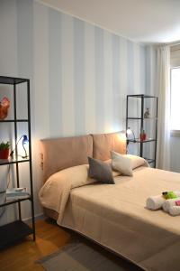 una camera da letto con un letto grande con cuscini sopra di Luci della città Palazzo San Matteo a Palermo