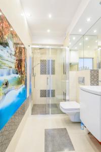 a bathroom with a shower and a toilet at Apartamenty NCNK Baltic Park w Stegnie - 500 m do plaży in Stegna