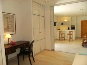 a living room with a desk and a dining room at Hotel Rural Can Maries in Puerto de San Miguel