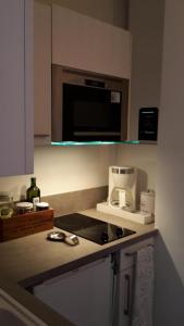 een keuken met een magnetron en een koffiezetapparaat op een aanrecht bij Le "Wood" in Annecy