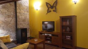 TV a/nebo společenská místnost v ubytování El Cordel de Gredos