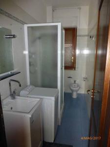 シラクーサにあるAppartamento the Architectのバスルーム(シャワー、洗面台、トイレ付)