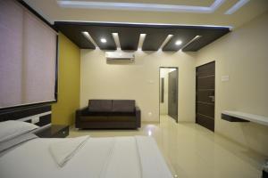 Giường trong phòng chung tại Hotel Radhe Krishna
