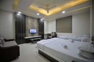 Giường trong phòng chung tại Hotel Radhe Krishna