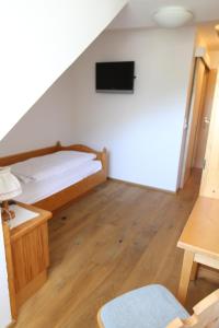 Una cama o camas en una habitación de Gasthof Zauchenwirt
