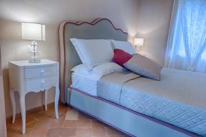 A bed or beds in a room at Antica Quercia Villa & Spa