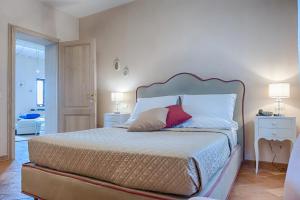 A bed or beds in a room at Antica Quercia Villa & Spa