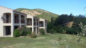 een groot wit gebouw met een heuvel op de achtergrond bij I Mucchi in Galeria