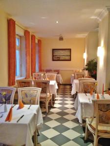 a restaurant with tables and chairs in a room at Strandhotel Dünenhaus in Juliusruh