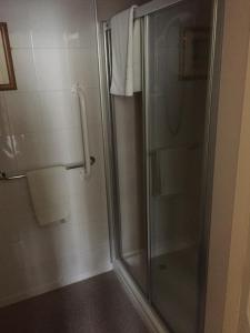 una ducha con puerta de cristal en un baño en The Arches Guest House, en Whitby 28 fotos más