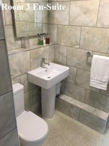 un baño con lavabo e inodoro en The Arches Guest House, en Whitby