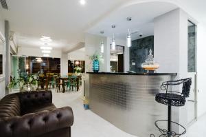 eine Lobby mit Ledersofa und einer Bar in der Unterkunft Apartamentos Sofia in Benidorm