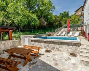 een patio met een tafel, banken en een zwembad bij Vila Loza in Herceg-Novi