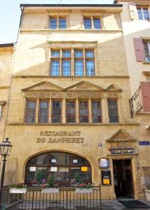 a building with a sign that reads restaurant du barnet at Aux chambres du Banneret in Neuchâtel