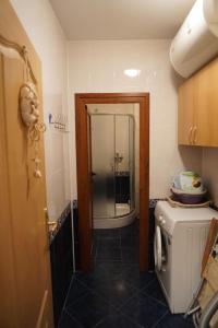 ポモリエにあるApartment Melosのバスルーム(シャワー、洗濯機付)