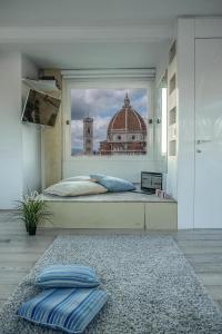 フィレンツェにあるFlorence Best Viewの窓から建物の景色を望むベッドルーム1室