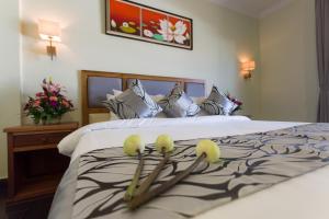 Postel nebo postele na pokoji v ubytování Grand Bayon Siem Reap Hotel