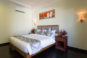 Postel nebo postele na pokoji v ubytování Grand Bayon Siem Reap Hotel
