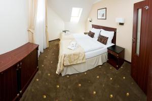 Postel nebo postele na pokoji v ubytování Hotel & Apartments U Černého orla